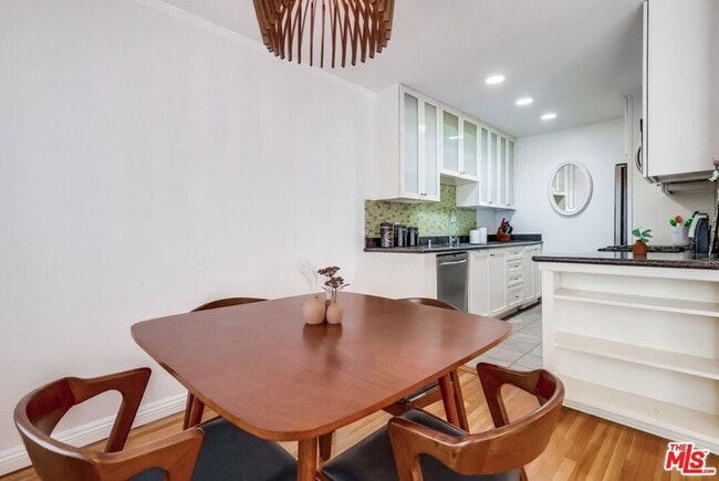 Building Photo - 1275 Havenhurst Dr