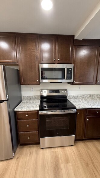 Building Photo - 122 N Fir Ave