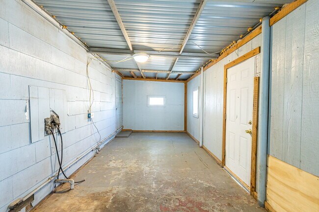 Building Photo - Lots of space!!