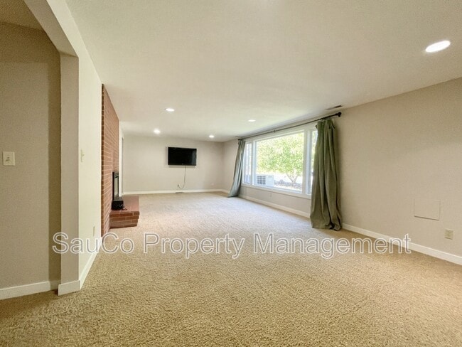 Building Photo - 5751 NE Lisbon Way