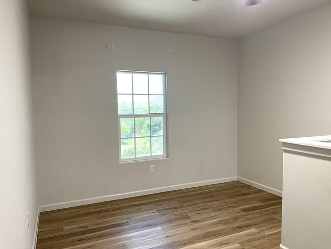 Building Photo - 2302 E Elm St