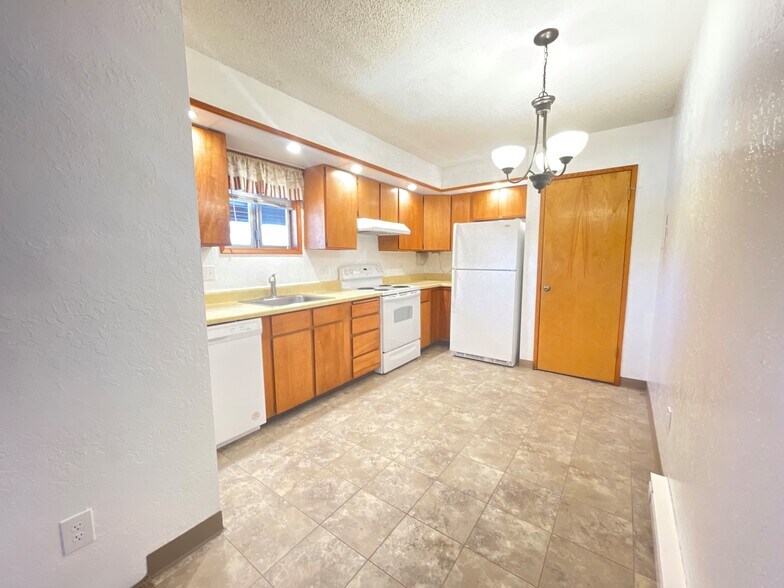 Building Photo - 703 Easy St