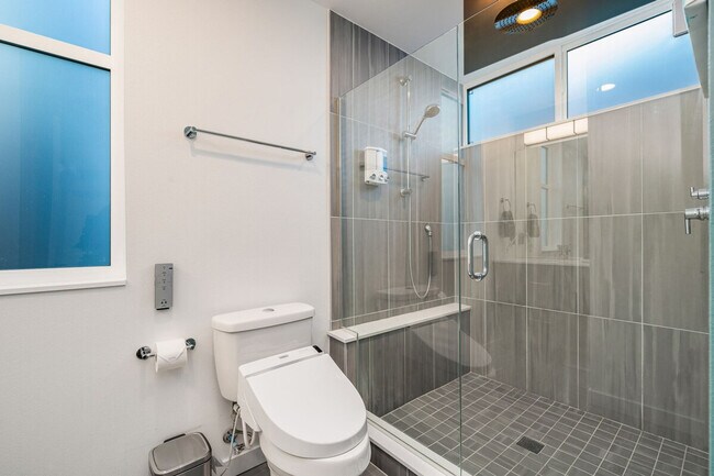 Building Photo - 764A Belmont Pl E