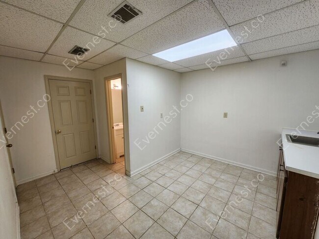 Building Photo - 500 Towergate Pl