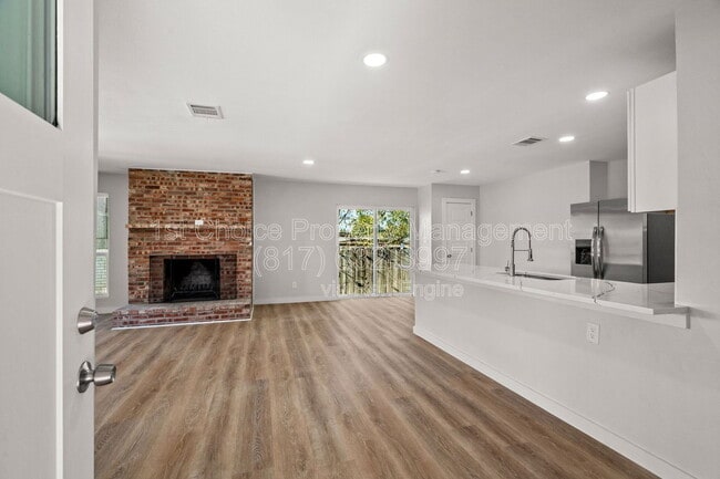 Building Photo - 4304 SW Loop 820