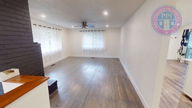Building Photo - * DESIRABLE MILWAUKIE HOME!  A GARDENER'S ...