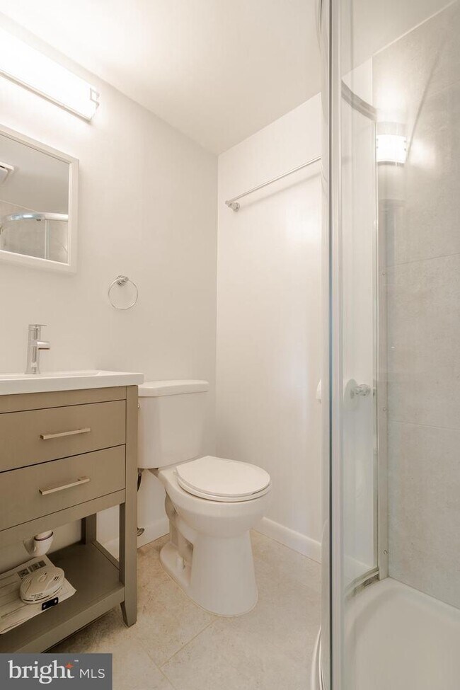 Building Photo - 728 N Wakefield St