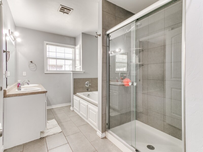 Building Photo - 1112 Bryan Dr