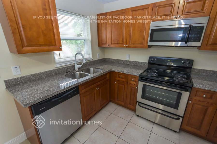 Building Photo - 1055 SW 4th Ave