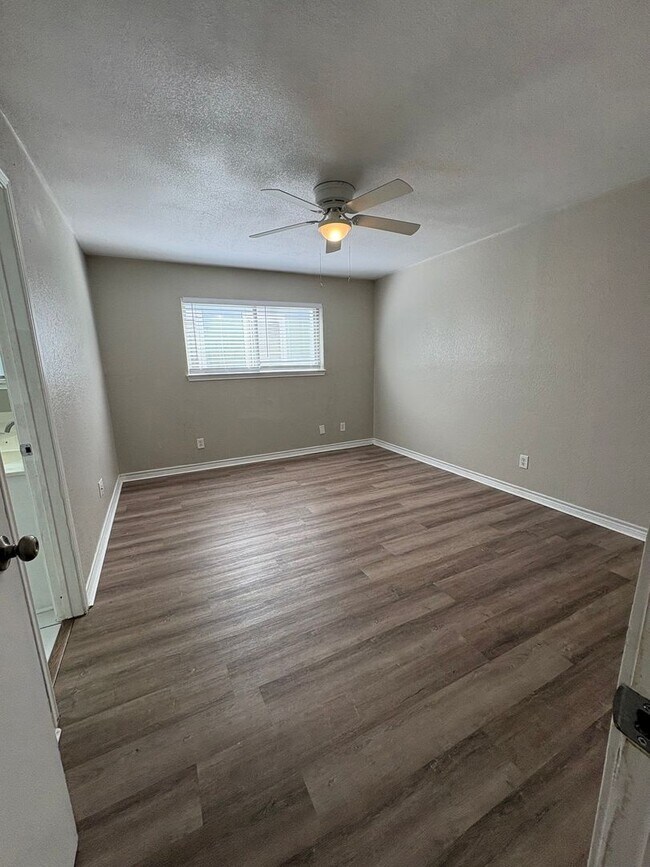 Building Photo - 1310 Goodhue Dr