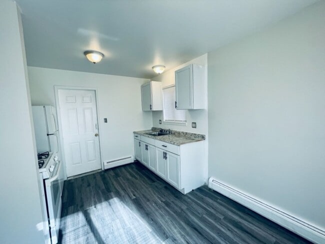 Building Photo - Cozy 3 Bedroom Ranch located on a quiet Wa...