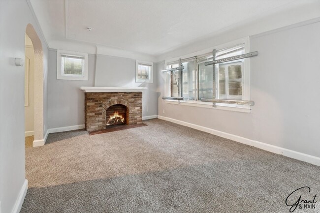 Building Photo - $1250 3 bedrooms