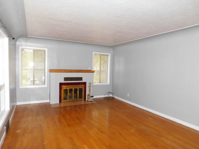 Building Photo - 4Bd/1.5Ba Two Story Home - Available End o...