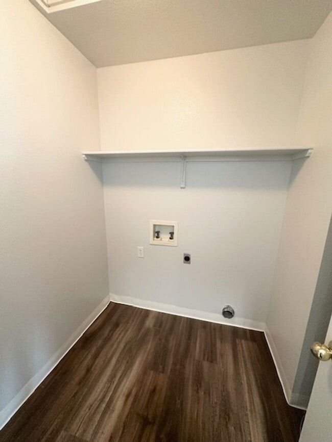 Building Photo - Affordable living at Westside Apartments!