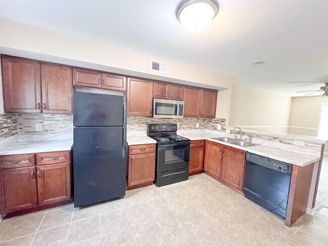 Building Photo - 2 Bedroom 1.5 Bath Townhome