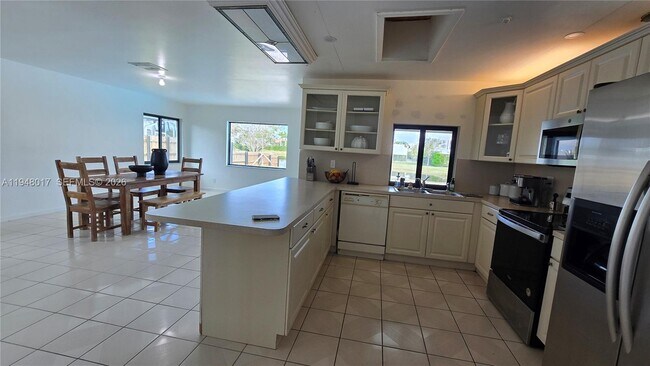 Building Photo - 16653 Golfview Dr