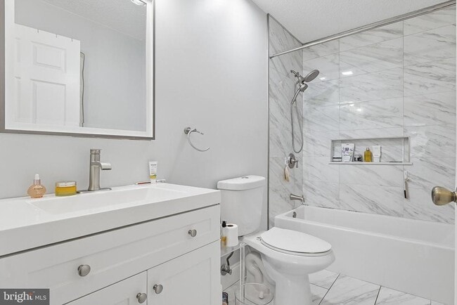 Building Photo - 11 Poillon Ct