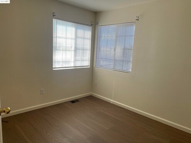 Building Photo - 2627 Cherry Hills Dr