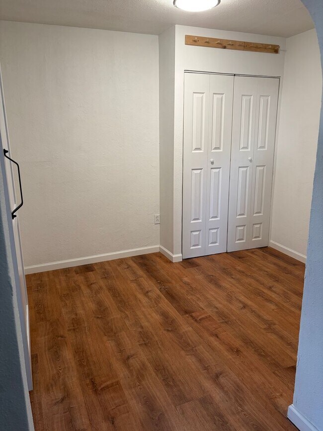 Building Photo - Newly Remodeled Two Bedroom with Sun Room!