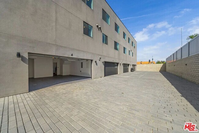 Building Photo - 4637 Laurel Canyon Blvd