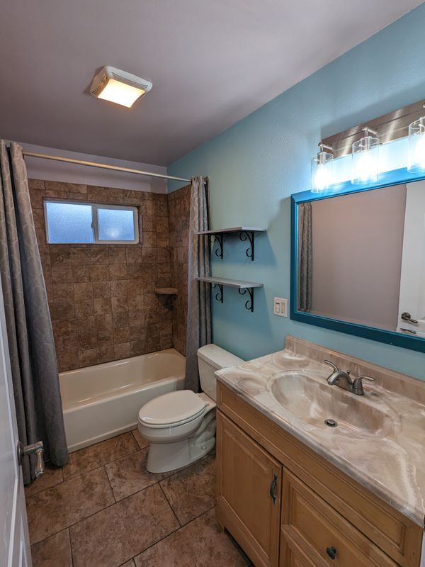 Building Photo - 616 E Opp St