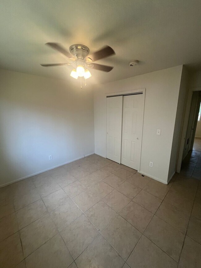 Building Photo - Spacious 4 Bed / 2 Bath Unit in Westwood C...