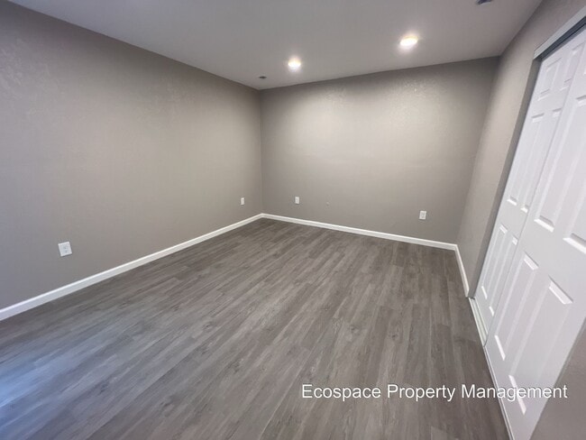 Building Photo - 3 Bed 1 Bath in Denver's Elyria Swansea Ne...