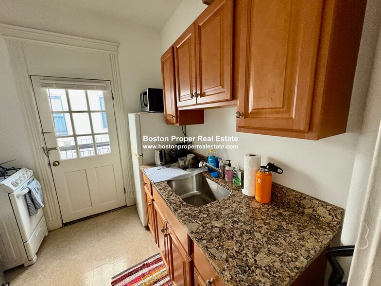 Building Photo - 60 Charlesgate E