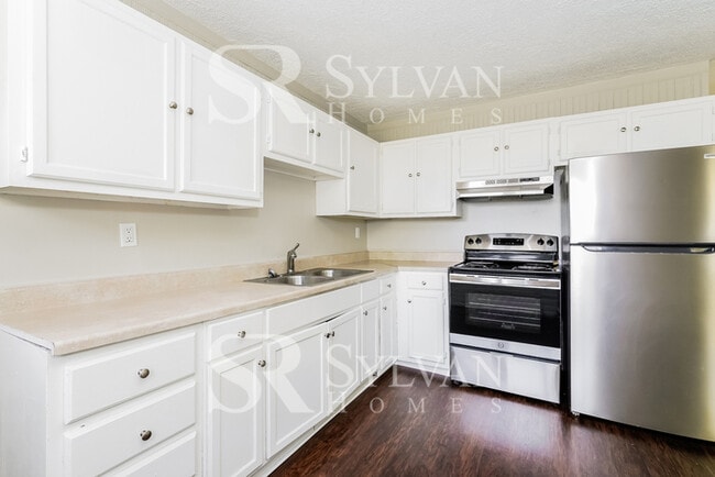 Building Photo - Prepare to fall in love with this 3 bedroo...
