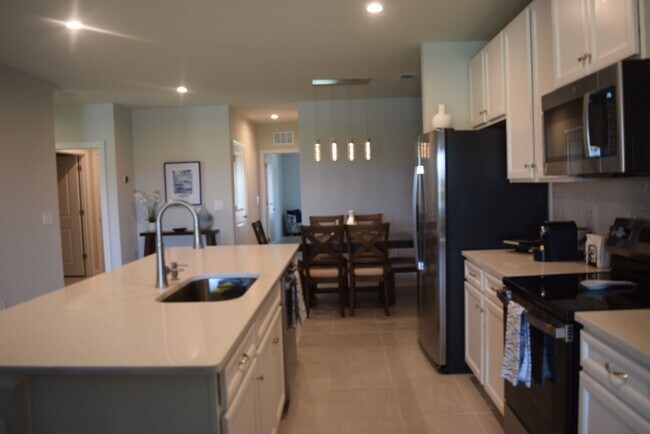 Building Photo - Stunning and elegant fully furnished 3/2/2 villa with Pool, hot tub & Lake views