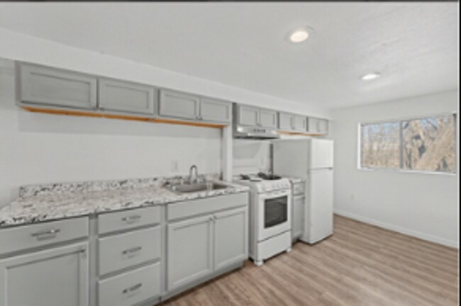 Building Photo - 732 N Victor Ave