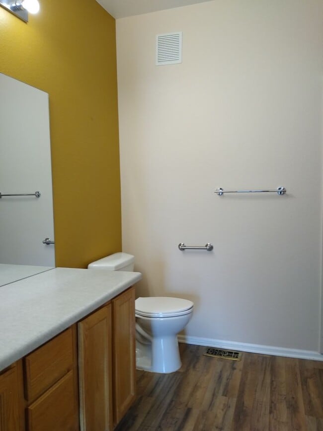 Building Photo - Super 2 Bedroom 2 Bath Townhome with 2 Car Garage Near Aurora Hills Golf Course