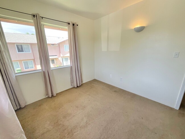 Building Photo - 3 Bedroom 2 Bath, 2 Parking, Convenient Lo...