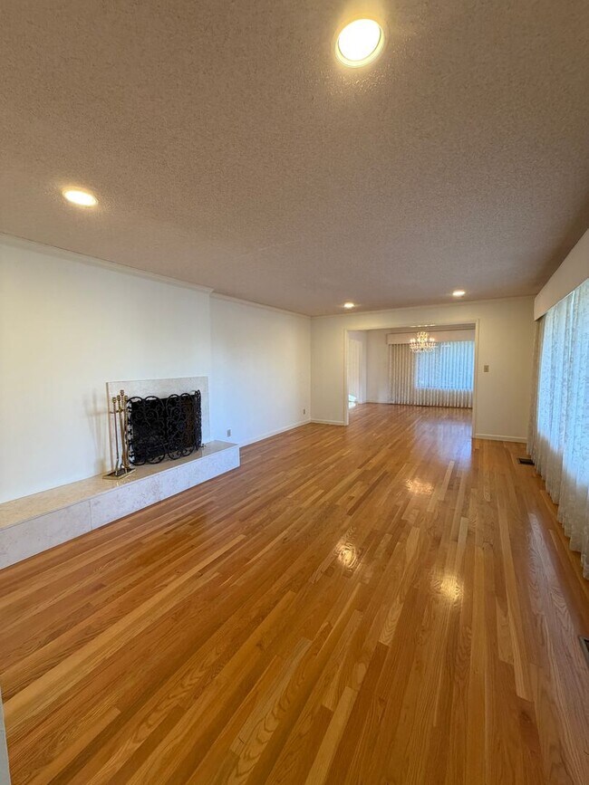 Building Photo - Beautiful home in Southwest Reno's Lake Ridge Shores East!