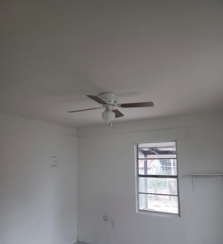 Building Photo - 904 E Lucas Ave