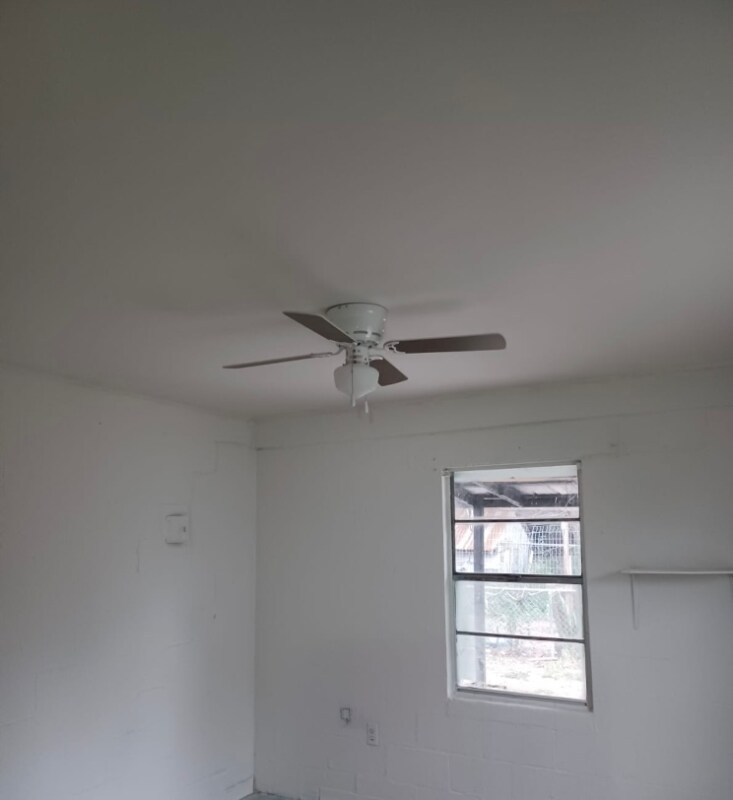 Building Photo - 906 E Lucas Ave