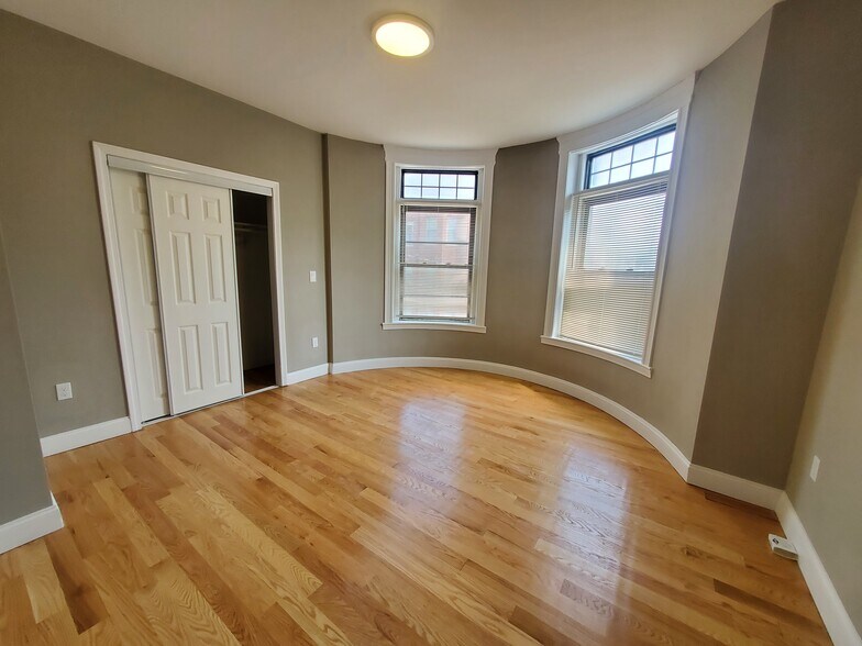 Building Photo - 1914 Beacon St