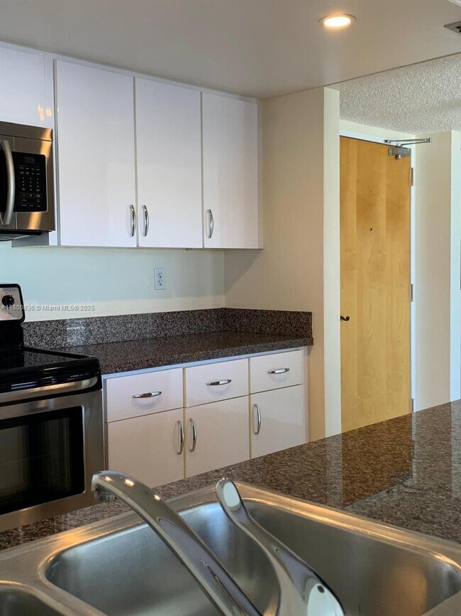 Building Photo - 7601 E Treasure Dr