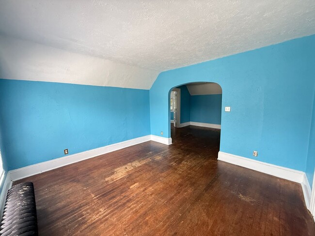 Building Photo - 406 W Washington Ave