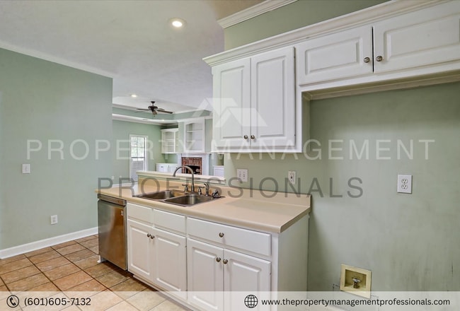 Building Photo - Cute, Comfortable and Convenient!