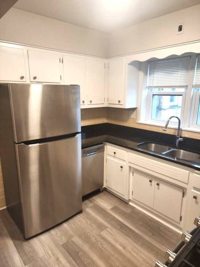 Building Photo - 5910 W Gunnison St