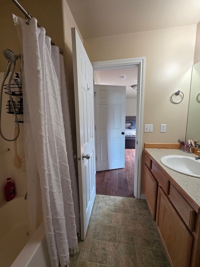 Building Photo - Easy JBER access and quiet location