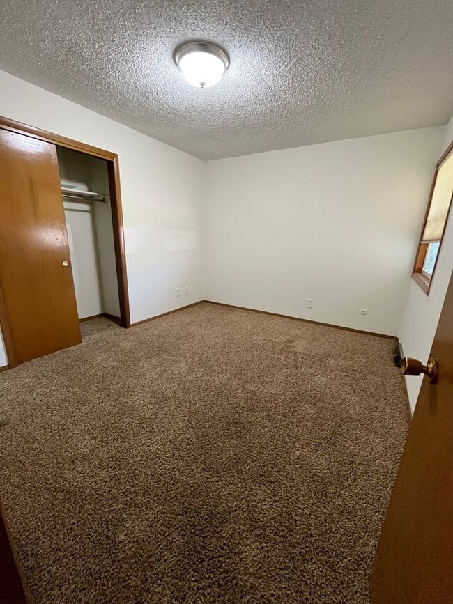 Building Photo - 2 Bed/1 Bath Duplex with Garage and Unfinished Basement!