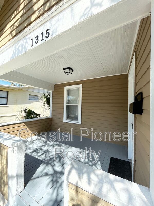 Building Photo - 1315 8th Ave S