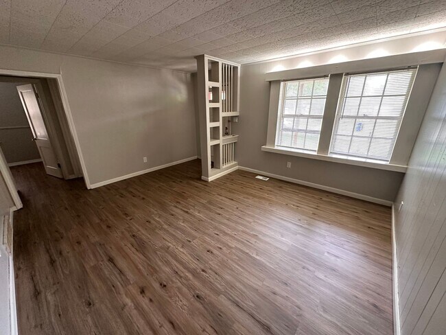 Building Photo - 1028 N Terrace Dr
