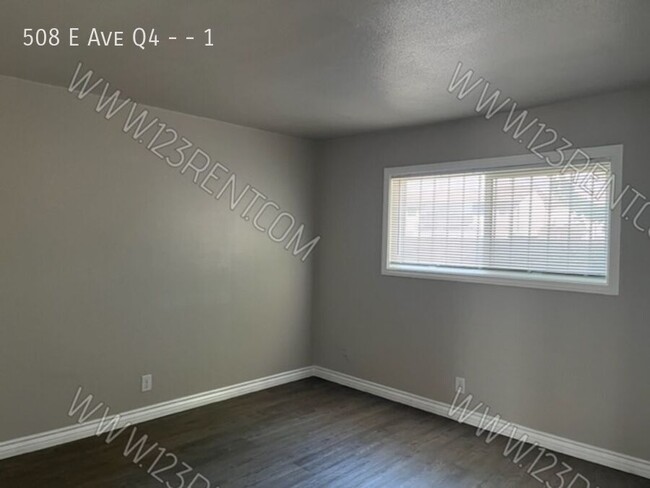 Building Photo - 2BD/ 1BTH Apartment East Palmdale 1st Floor