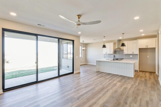 Building Photo - 2103 Lacey Dr