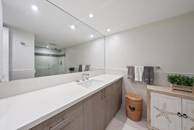 Building Photo - 5070 N Ocean Dr