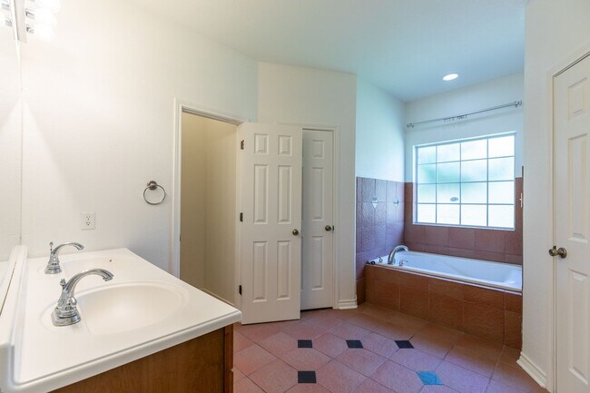 Building Photo - 3310 Silver Oaks Dr