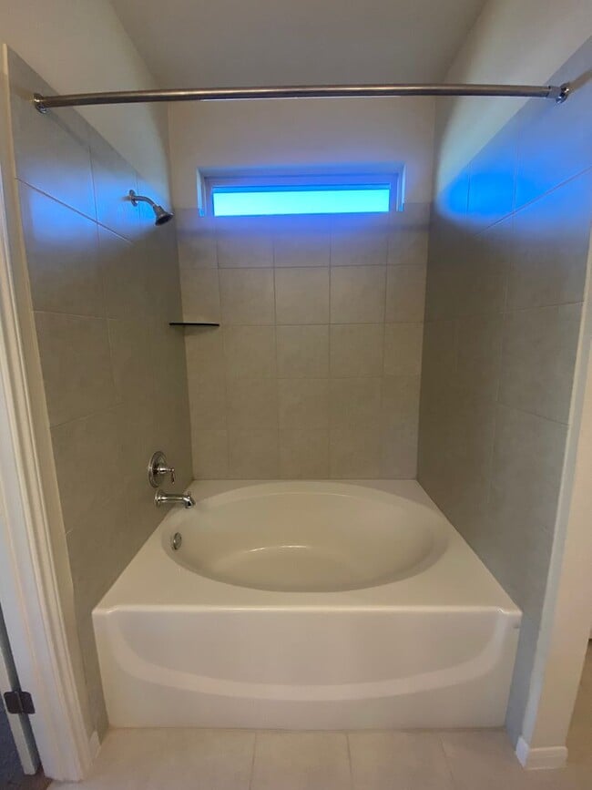 Building Photo - 4 BEDROOM, SHORT TERM LEASE AVAILABLE
